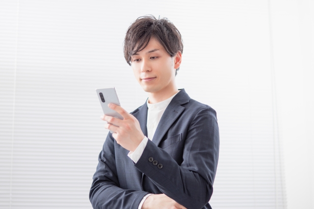 都度払いOKで気軽に通えるのタイトルに合わせた男性がスマホを見ているイメージ画像です。