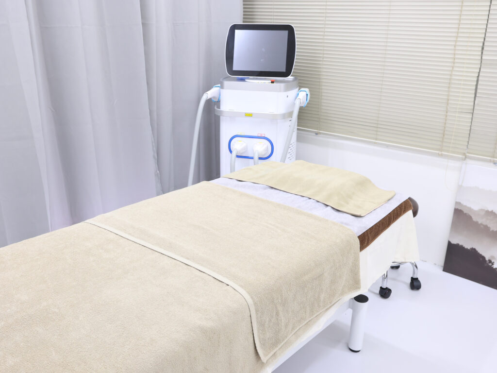 Ambeeのメンズ脱毛メニューで使用している最新機器と施術するベットの店内写真画像です。