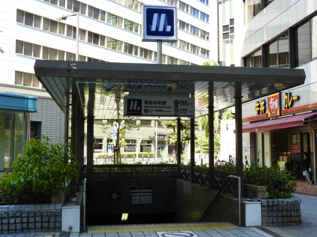 谷町四丁目駅への入り口の写真