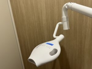 セルフホワイトニングサロンのホワイトニングマシンの写真