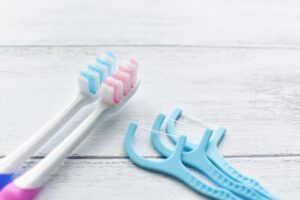 歯ブラシと歯間ブラシの写真