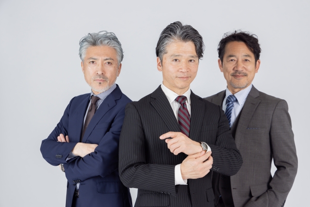 40代以降の男性がスーツを着こなし清潔感と自信を手に入れたようなイメージ写真